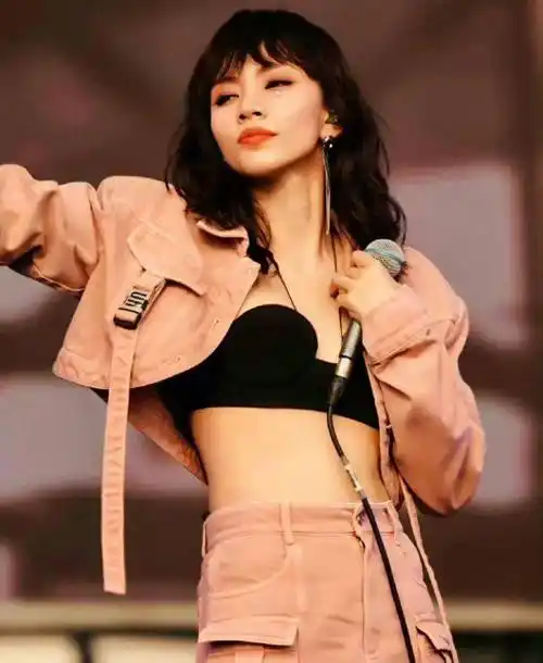 刘惜君演唱会火辣表演引热议,脱下外套露出性感身材,惊艳全场_音乐