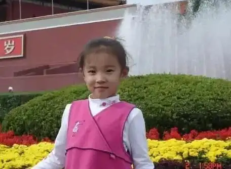 宋雨琦20岁生日晒照好美,"yq"蛋糕惹眼,童年的她挺可爱