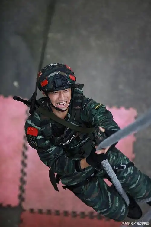 杨洋#近期,由著名导演徐纪周执导,备受瞩目的电视剧《特战荣耀》赵谮