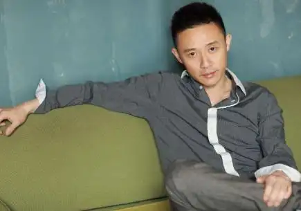 2015年,张博饭局"毒瘾"发作,欲对女友谭维维家暴,反被打骨折