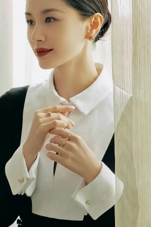 王子文超话|#迪奥中国珠宝大使王子文#    "拥抱与重塑"  "我们需要爱