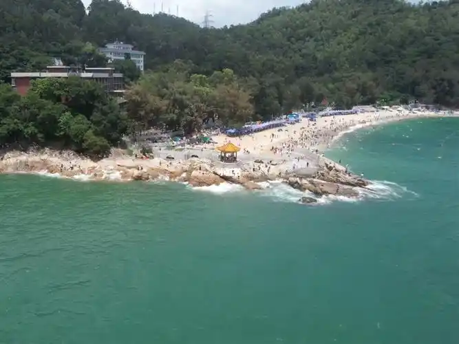 今日13点30的沙鱼涌沙滩可以游泳人满为患