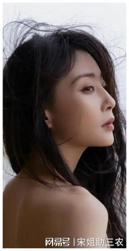 她是演员中的女富豪多辆豪车轮流开如今41岁却活得像20岁