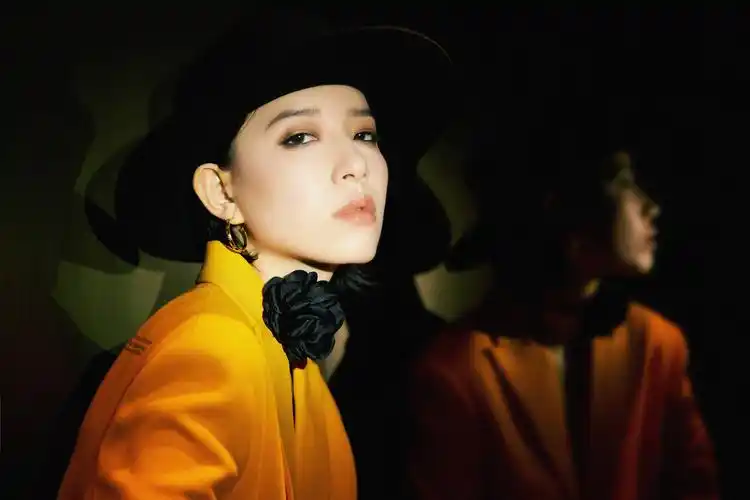 李斯丹妮深v真空西装摩登又时髦 展现独特风格态度