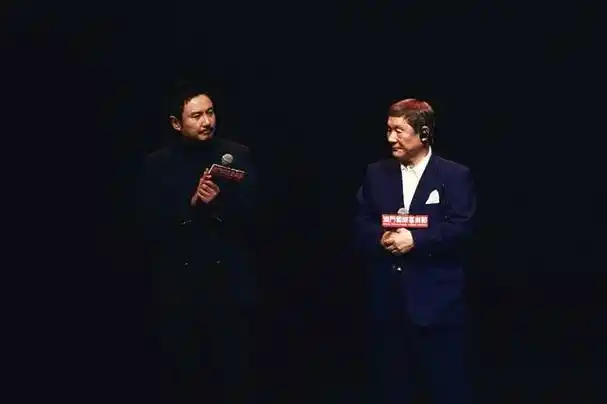 像王宝强,有作品有底气到哪都是焦点,眉宇间颓气淡去,漫溢着"轻舟已过