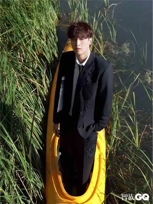 张艺兴曝夏日吃西瓜大片 慵懒卷发造型少年感满溢