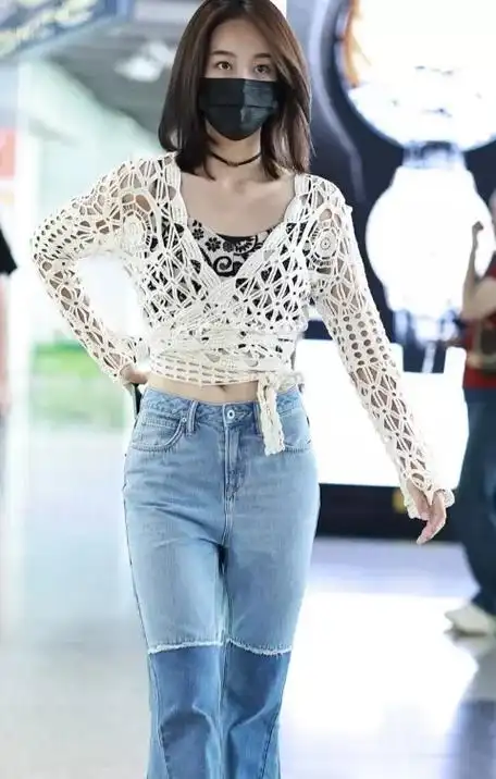 蓝盈莹美丽登场北京机场时尚穿搭展现青春活力人气爆棚