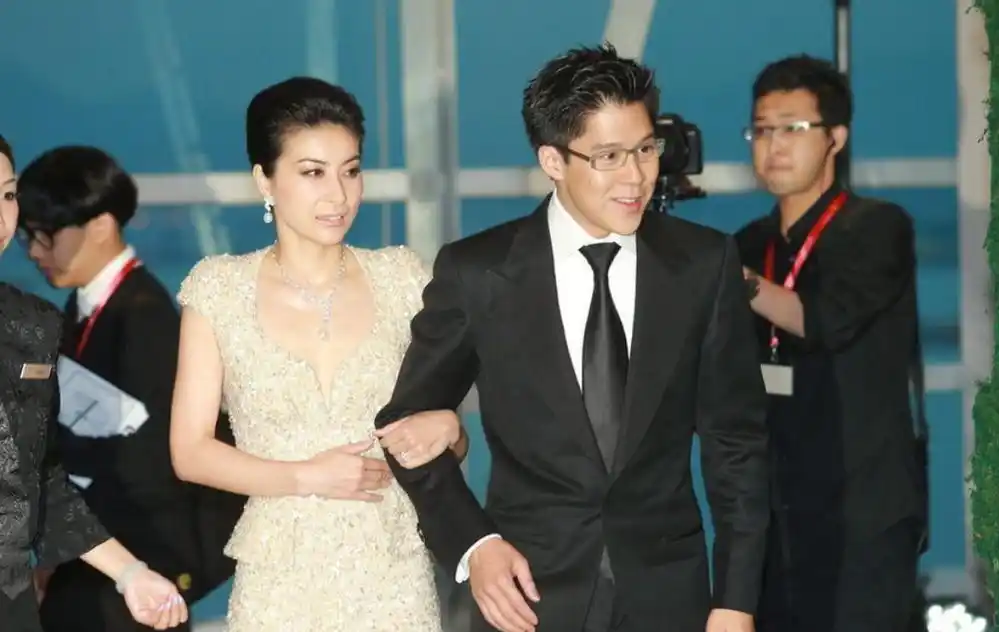 何超莲婚礼花了5千万,当年郭晶晶嫁给霍启刚,光是戒指就已120万