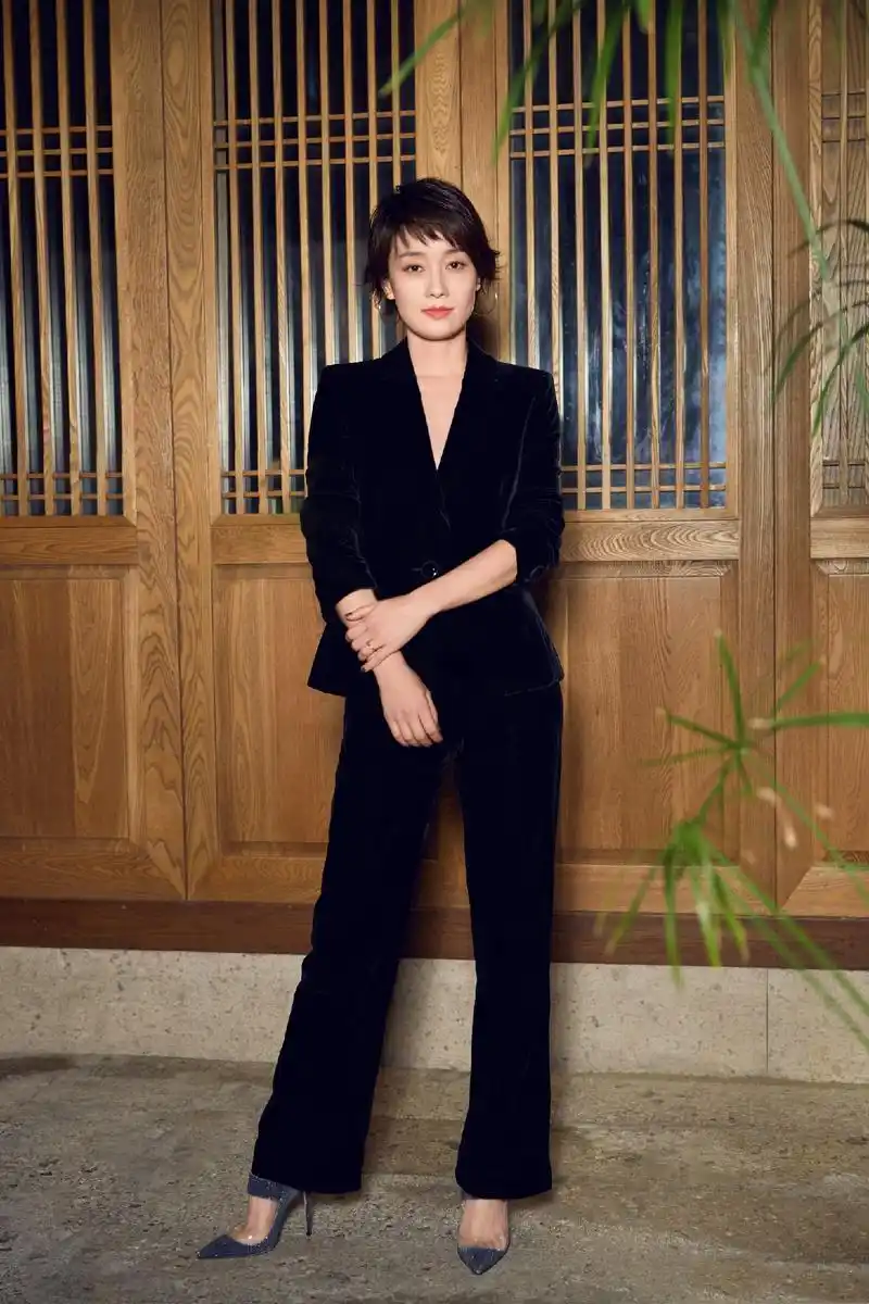 原创43岁马伊琍好会穿一身绣片装饰西装亮相精致优雅越美越高级