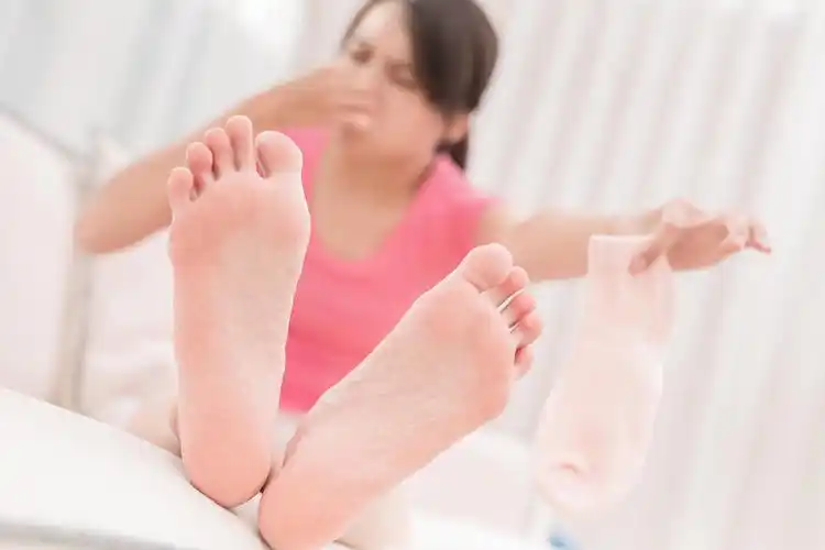 在房间里的臭袜子的女人