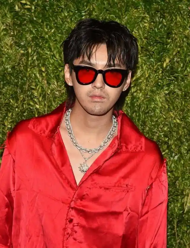 吴亦凡蓄胡须走邋遢颓废风,造型一言难尽