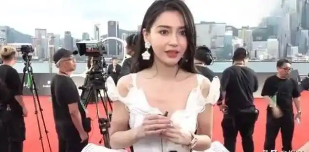 从疯马秀事件到现在,杨颖和她的团队从未正面回应过争议.