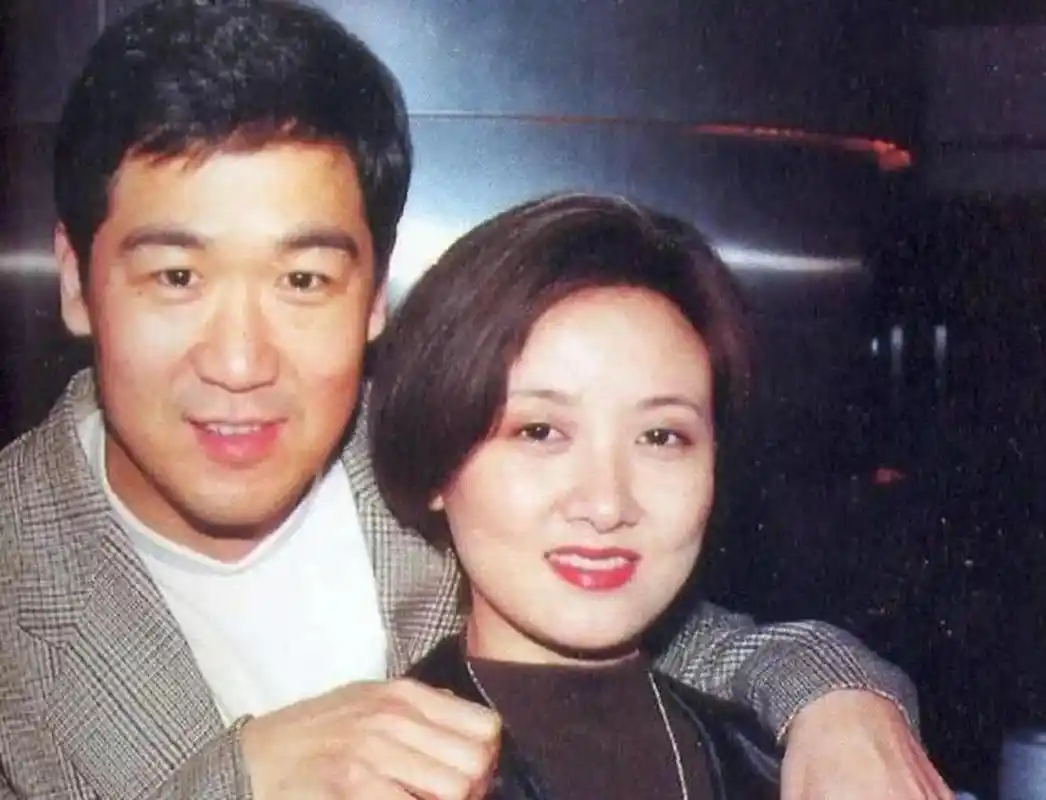 邓婕38岁的时候发现自己怀孕了,开心地把消息告诉张国立,张国立却不