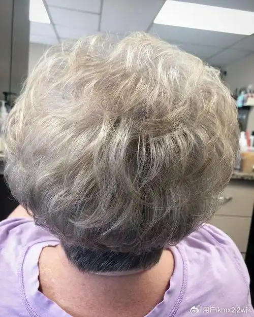 中老年女性,发型这样剪,立体时尚显气质|发型|烫发|大卷_新浪新闻