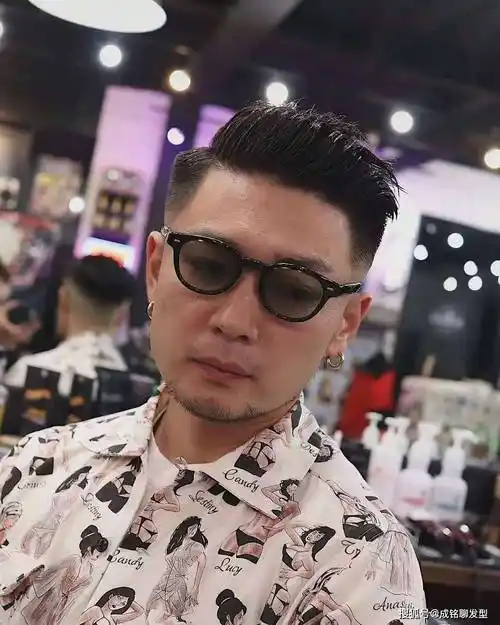 油头类型的发型,尽管剪一次价格不菲,但还是受到了很多成功男士的喜欢