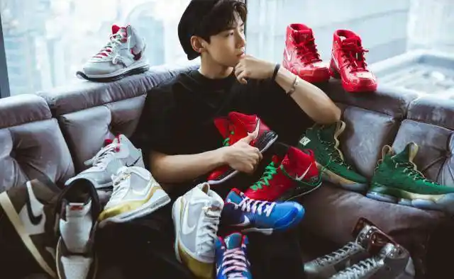白敬亭ins晒照,8双aj地位不同,网友:"吃土"买怀里那双_营业_鞋王_双都