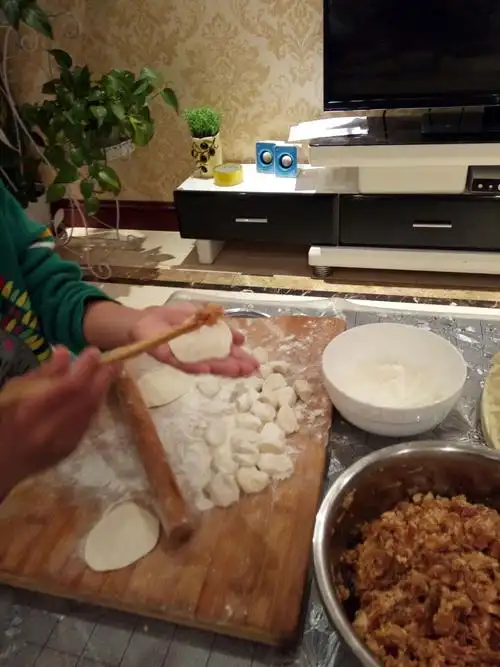 过年当然要包饺子,宝贝们说自己动手做出来的饺子最好吃(副本)