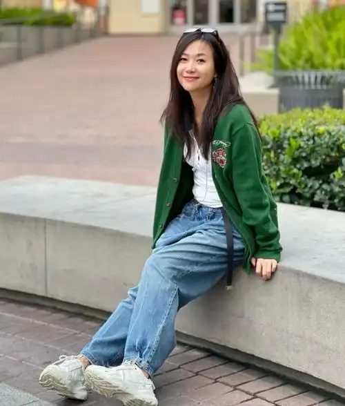 50岁徐静蕾近照曝光,网友猜测她怀孕了?