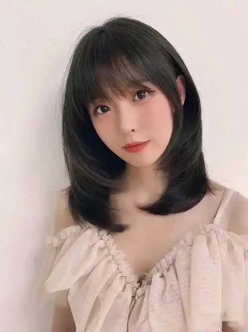 2020秋天流行烫减龄"内扣"卷_发型