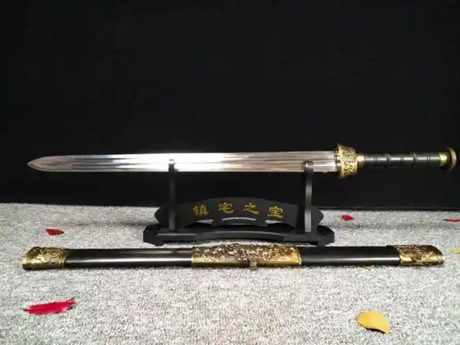 倚天屠龙记》,但其实这件兵器在这之前还出现在我国的古典名著《三国