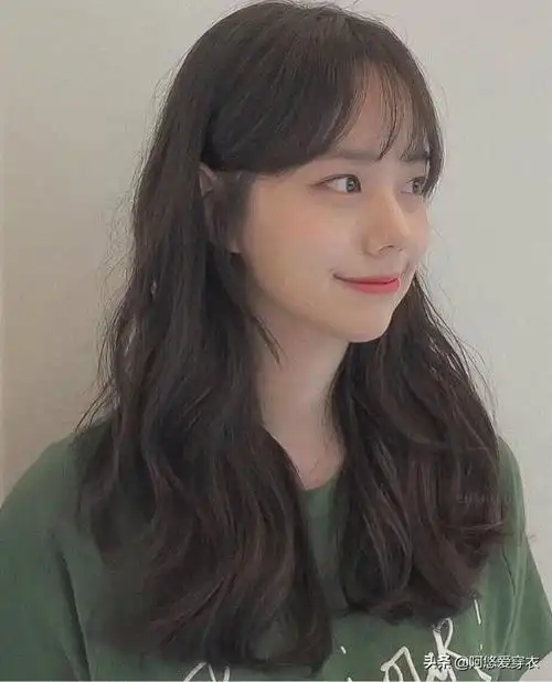 2021新发型女中长发烫发(2021新发型女中长发烫发图片)