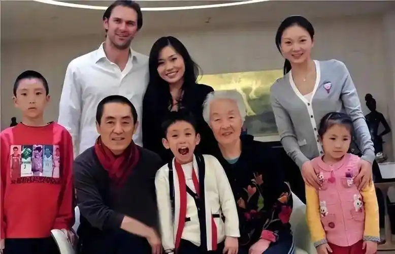72岁张艺谋罕晒家族合照!大女儿和洋女婿站c位,娇妻搂
