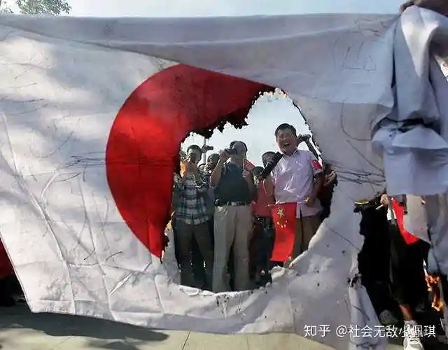 如何看待南师大校园活动悬挂旭日旗校方回应称学生以为是日本国旗挂错