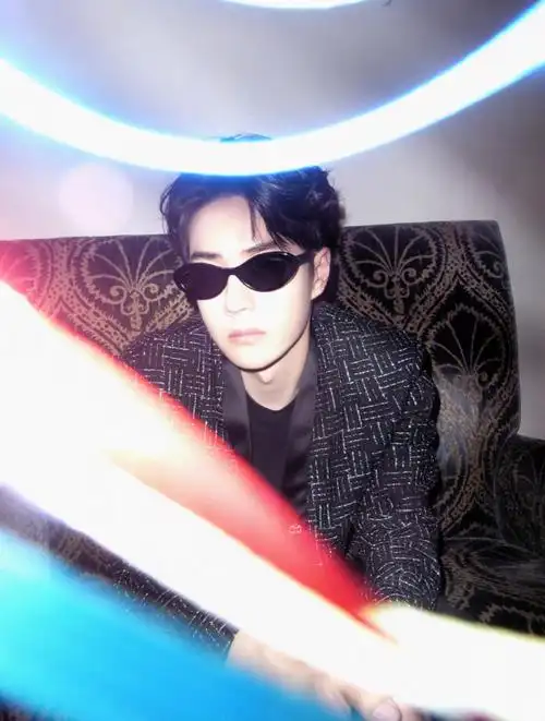 看秀造型来了王一博身着chanel外套佩戴太阳眼镜去发布会