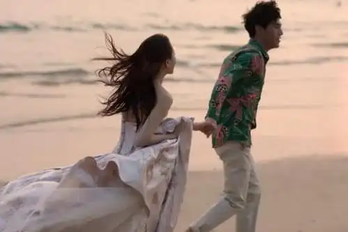 wang婚纱礼服虽然是梅开二度,但伊能静当年和庾澄庆(哈林)结婚时并未