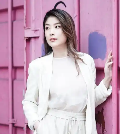 陈慧琳挺会拿捏时尚,穿西装配"时尚裤",非但不俗气反而很高级_面料