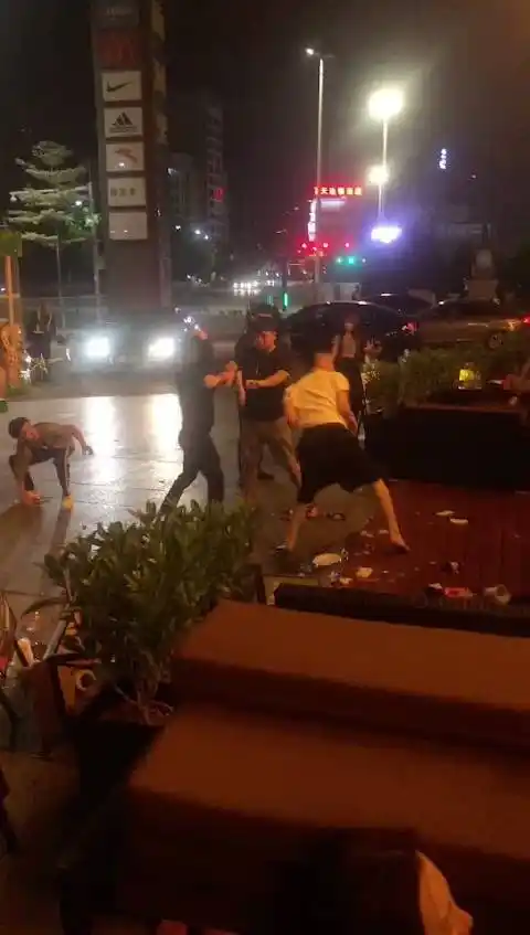 潮州一酒吧发生打斗大家文明喝茶不打架