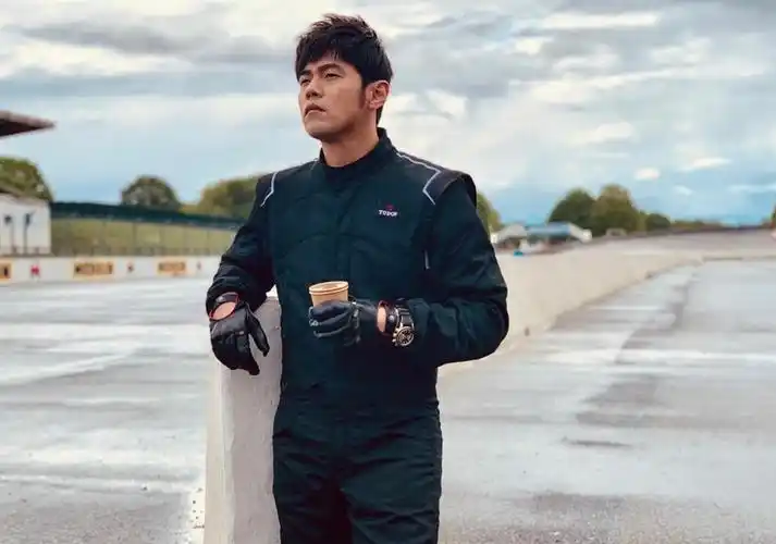 梦回藤原拓海周杰伦晒赛车照手中奶茶杯亮了