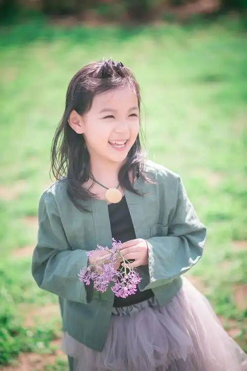 笑起来迷人的小女孩