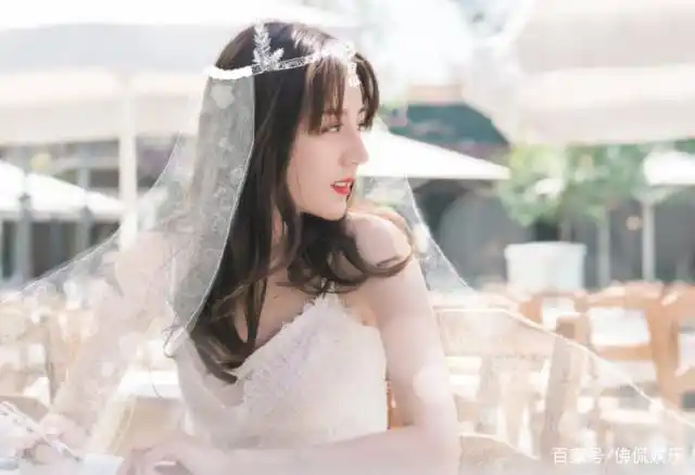 迪丽热巴身穿婚纱太迷人,直言自己想结婚了