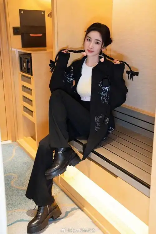 杨幂双丸子麻花辫造型俏皮可爱白色涂鸦打底t恤童趣满满