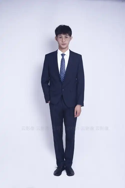 南宁高校毕业生男生正装全身照