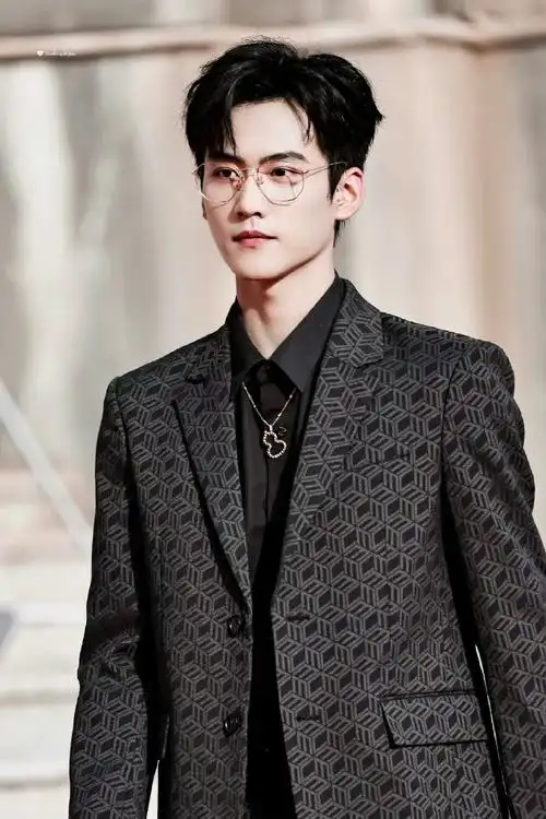 周柯宇今天稳定发挥帅死了!黑色纹理西装 金丝边眼镜,行走的男模出场!