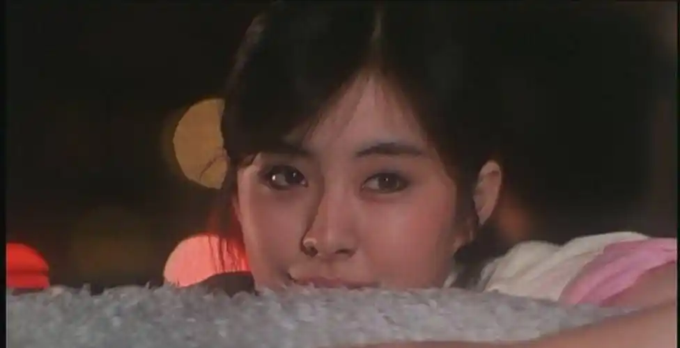 一吻误终身,他转身娶小24岁美娇娘,她却为他单身至今