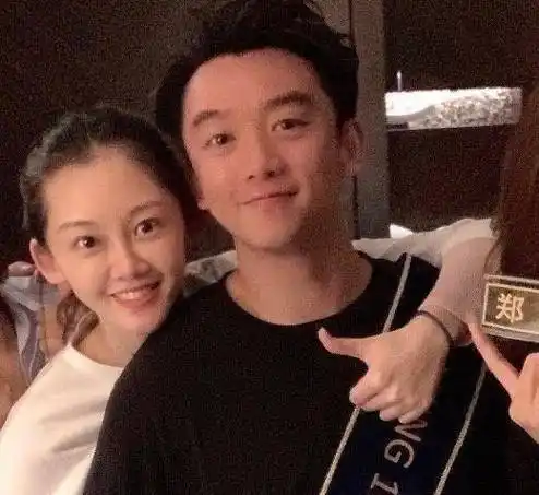 保持低调是可以理解的,就像现在苗苗虽然怀孕了,但郑恺始终没有在公开