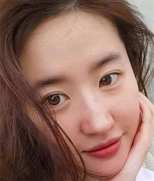 35岁刘亦菲晒怼脸生图照,毛孔粗大黑眼圈抢镜,美得自信真实_照片_观众