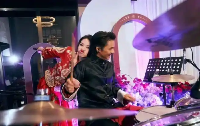 舒淇罕见甜蜜放闪,她在社交平台上分享了一组和冯德伦的甜蜜合影,庆祝