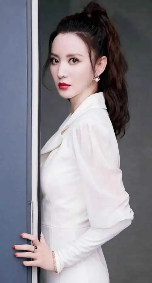 张萌中国内地女模特演员制片人主持人钢琴教师歌手