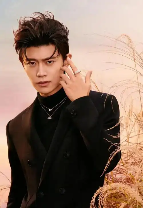 任嘉伦烈焰开播国超你又帅回来啦