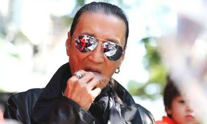 原创谢贤为什么把墨镜焊脸上看到他不戴墨镜的样子你就明白了