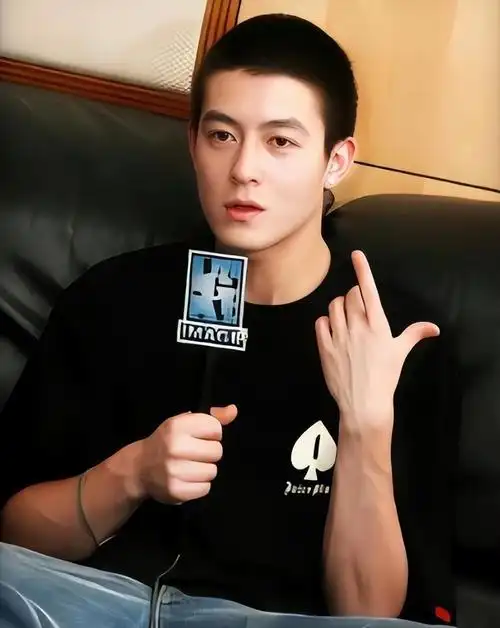 都说陈冠希是痞帅男神的代表,五官深邃立体,剃完寸头后帅气的脸庞上多