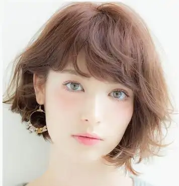 波波头烫发图片瘦脸且甜美的波波头烫发凌乱时尚