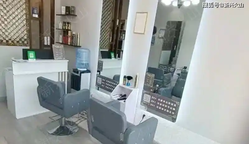 原创理发店生意惨淡老板把头发撒地上装假狗狠起来连自己都骗