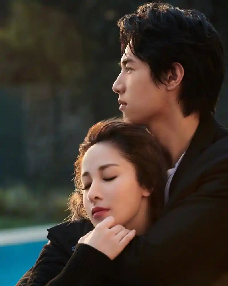 萧亚轩前男友黄皓结婚了,这点是萧亚轩从没打算给他的.