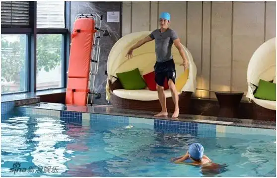 一笑,邹市明模仿水上芭蕾动作,在游泳池边摆出妖娆的水上芭蕾入水动作