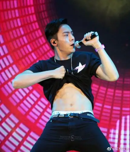 红柚娱乐:#爱豆腹肌大赛#高能预警!陈伟霆腹肌秀-图3